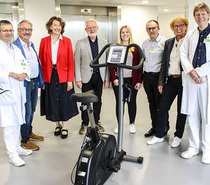 Über das neue Ergometer im „Stilling“ freuen sich (von links): Chefarzt Professor Dr. Ralph Naumann, Manfred Jakob, Dr. Margrit Prohaska-Hoch, Hans-Werner Bieler (alle Förderverein), Stationsleiterin Vanessa Teipel, Pflegedienstleiter Wadim Linde, Jutta Aulmann (Förderverein) und Chefarzt Dr. Martin Klump.