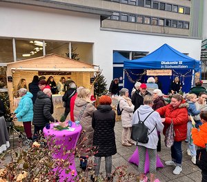 Klein, aber fein: Gemütliche Atmosphäre herrschte beim Weihnachtsmarkt zugunsten der Palliativstation am Ev. Jung-Stilling-Krankenhaus.