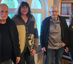 Spendenübergabe im Ökumenischen Hospiz Kloster Bruche: Richard Meiswinkel (links) und Reinhard Otto vom ehemaligen Chor Heimatklänge Dickendorf überreichten 400 Euro an Einrichtungsleiterin Yasmin Brost (2. von links) und Mareike Beichler vom Sozialdienst. 