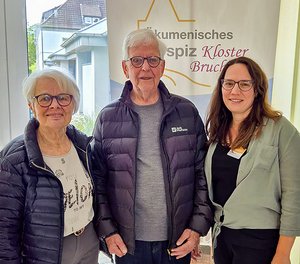 Spendenübergabe im Ökumenischen Hospiz Kloster Bruche (von links): Anneliese und Norbert Müller mit Mareike Beichler vom Sozialdienst der Einrichtung. 