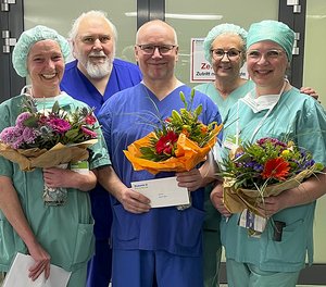 Für langjährige Zugehörigkeit zum Diakonie Klinikum wurden (vorne von links) Katrin Stötzel, Gerd Klein und Tanja Bellersheim geehrt. Es gratulierten unter anderem Ralf Rehorn (Leitung Anästhesiepflege) und Brigitte Reber (OP-Leitungsteam). 