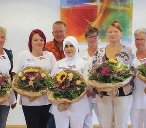Blumen und Glückwünsche bei der Diakonie-Station Neunkirchen (von links): Helga Hecken, Michelle Wycislo, ADD-Geschäftsführer Harry Feige, Souad Sethi, Pflegedienstleiterin Heike Göbel, Bettina Leopold und Kornelia Schneider.