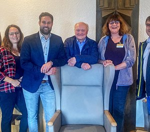 Hoben die bisherige Entwicklung im Ökumenischen Hospiz Kloster Bruche hervor (von links): Bürgermeister Joachim Brenner, Sozialdienst Mareike Beichler, Stadtbürgermeister Johannes Behner, Fördervereinsvorsitzender Michael Lieber, Einrichtungsleiterin Yasmin Brost und Geschäftsführer Dr. Josef Rosenbauer. 