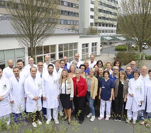 Das OnkoCare-Team am Diakonie Klinikum in Siegen besteht aus Fachärzten, Pflegekräften, Psychologen, Ernährungsberatern, Physiotherapeuten und Sozialdienstmitarbeitern sowie dem Stoma-Center. Ziel ist eine lückenlose Betreuung der Krebspatienten – von der Diagnosestellung bis weit über die Operation hinaus.