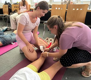 Medizinstudierende der Universität Bonn üben den Einsatz von Kinesiotapes im Kurs mit PD Dr. Anne Carolus am Diakonie Klinikum Jung-Stilling in Siegen.