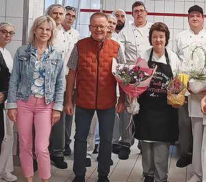 Viele Jahre bereicherte Ulrike Eckert (4. von rechts) das Küchenteam im Diakonie Klinikum Bethesda in Freudenberg. Nun wurde sie im Beisein ihrer Kollegen von Geschäftsführer Harry Feige (vorne Bildmitte) in den verdienten Ruhestand verabschiedet. 