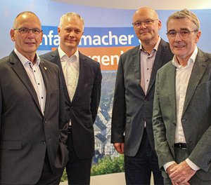 Die Chefärzte Dr. Andreas Müller (links) und Dr. Rainer Grübener (rechts) waren die Experten bei einem Vortragsabend, zu dem die VR-Bank (mit Vorstand Jörg Padtberg, 2. von rechts) und der Förderverein des Bethesda-Krankenhauses (mit dem stellvertretenden Vorsitzenden Tobias Schmidt) nach Freudenberg eingeladen hatten. 