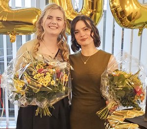 Nele Büdenbender (links) und Jaqueline Zureck haben am Diakonie Klinikum Jung-Stilling in Siegen erfolgreich ihre dreijährige Ausbildung zu Operationstechnischen Assistentinnen abgeschlossen. 