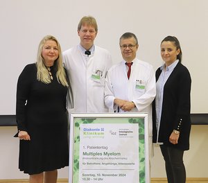 Zum ersten Patiententag „Multiples Myelom“ lädt das Leukämie- und Lymphom-Zentrum (LLZ) am Diakonie Klinikum Jung-Stilling in Siegen ein. Im Bild (von links): Zentrumskoordinatorin Diplom-Biologin Oksana Kurz, die Chefärzte Dr. Martin Klump (stellv. Leitung LLZ) und Prof. Dr. Ralph Naumann (Leitung LLZ) sowie Anna Butzek von der Selbsthilfe-Kontaktstelle der Diakonie in Südwestfalen.