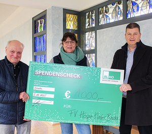 1000 Euro spendet die ALHO Systembau GmbH aus Friesenhagen an den Förderverein des Ökumenischen Hospizes Kloster Bruche. Den Spendenscheck übergab Prokurist Markus Quast (rechts) nun an Hospizleiterin Yasmin Brost und an den Fördervereinsvorsitzenden Michael Lieber.