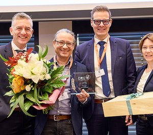 Prof. Dr. Steffen Schröter (2. von rechts), Chefarzt der Unfall- und Wiederherstellungschirurgie am Siegener Diakonie Klinikum, ist zum neuen Präsidenten der Deutschen Kniegesellschaft gewählt worden. Erste Gratulanten waren (von links) DKG-Sekretär Dr. Christian Schoepp, der bisherige Präsident, Univ.-Prof. Dr. Georg Matziolis, sowie DKG-Sekretärin Sophie Amos. Foto: Intercongress / H.-G. Unrau