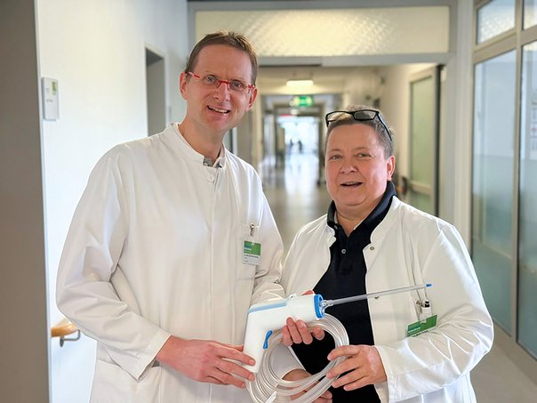 Die beiden Chefärzte Dr. Kai Drastig und Dr. Birgit Schulz mit dem neuen Spülsystem für die Endoprothetik.