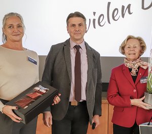 Zum zehnjährigen Bestehen von iGuS konnte Geschäftsführer Sebastian Schreiber mit Melanie Kölsch (links) und Ilona Schulte zwei Mitarbeiterinnen der ersten Stunde ehren.