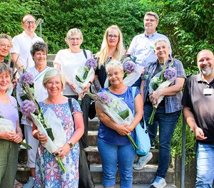 Bei einer Feierstunde nahmen einige der frisch gebackenen Pflegefachassistentinnen am Diakonie Klinikum Gratulationen und Blumen von den Pflegedienstleitern Wadim Linde (oben links), Mario Traut (oben rechts) und Frank Grümbel entgegen. 