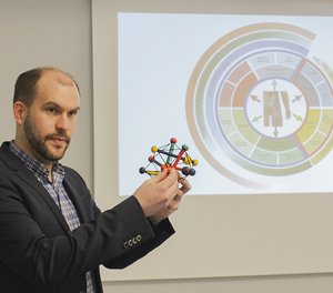 Ischias-Beschwerden sind eine komplexe Angelegenheit, wie Dr. Johannes Dillmann, Oberarzt der Neurochirurgie am Diakonie Klinikum Jung-Stilling in Siegen, anhand eines Modells erläuterte. 