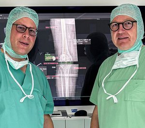Chefarzt Dr. Bernhard Schulte (links) heißt den Leitenden Oberarzt Dr. Richard Buchen im Team der Orthopädischen Klinik des „Bethesda“ willkommen. 